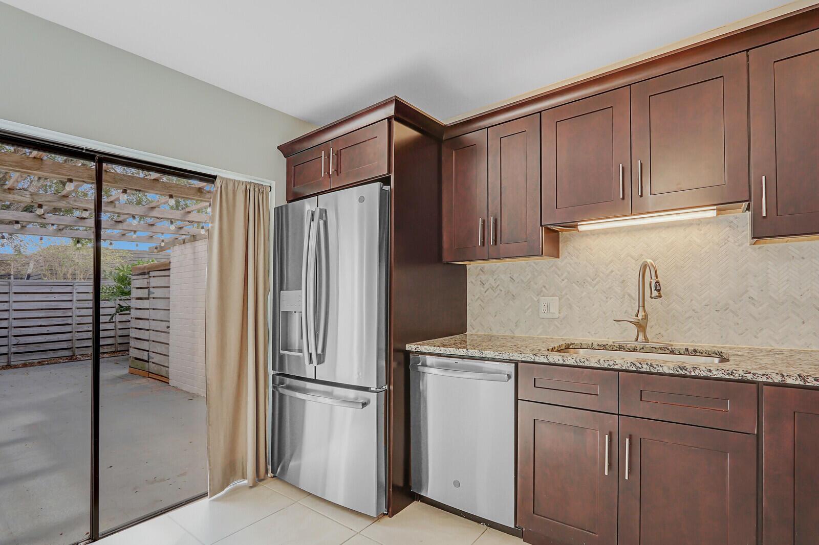 GLENWOOD TWNHS - Residential Lease