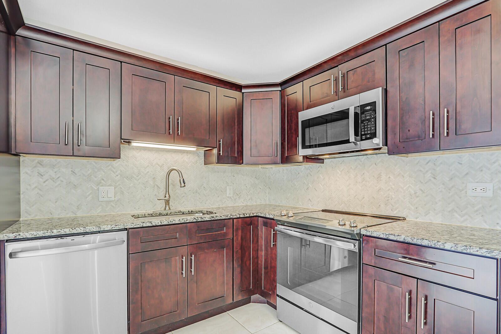 GLENWOOD TWNHS - Residential Lease