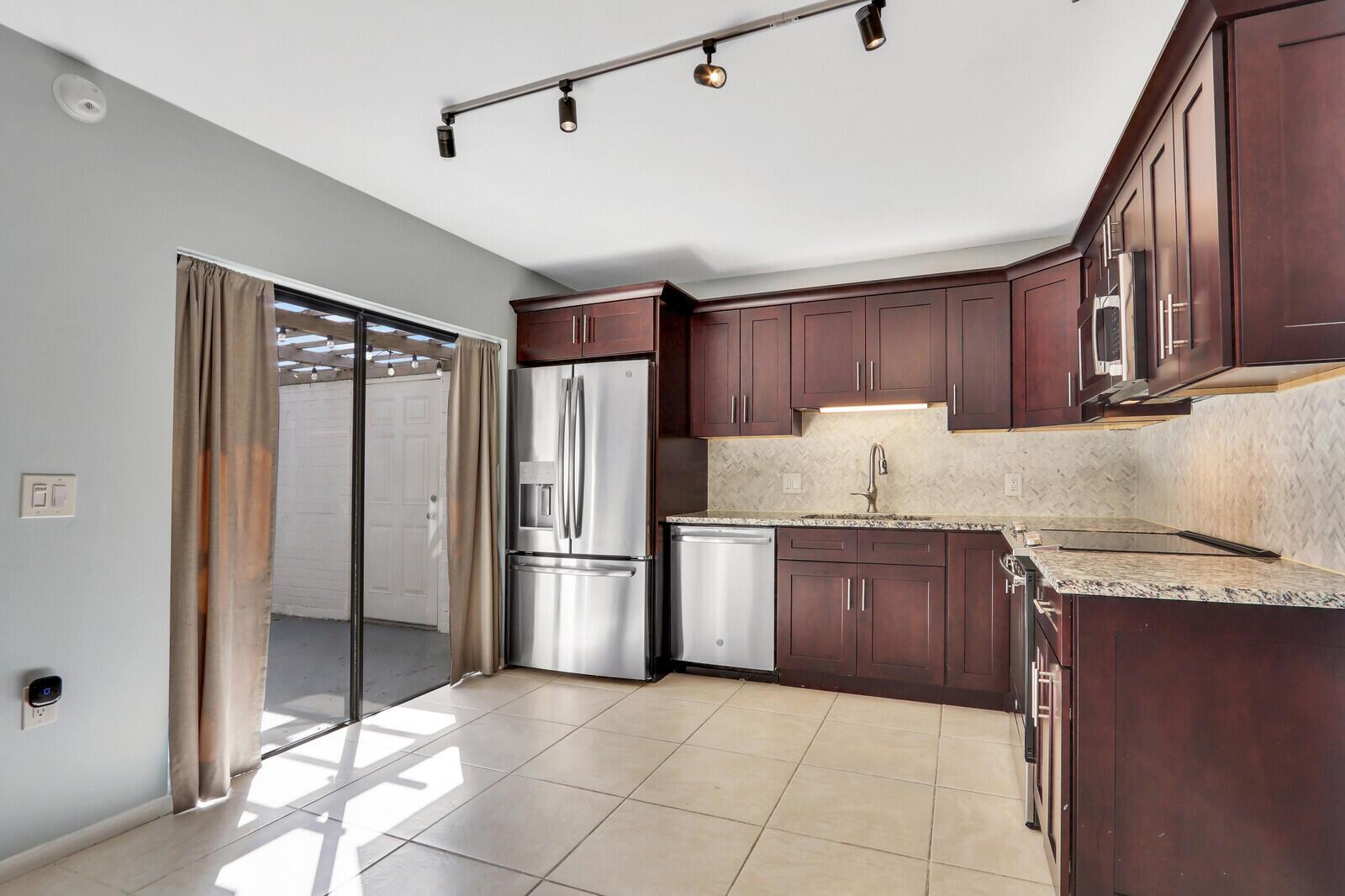 GLENWOOD TWNHS - Residential Lease