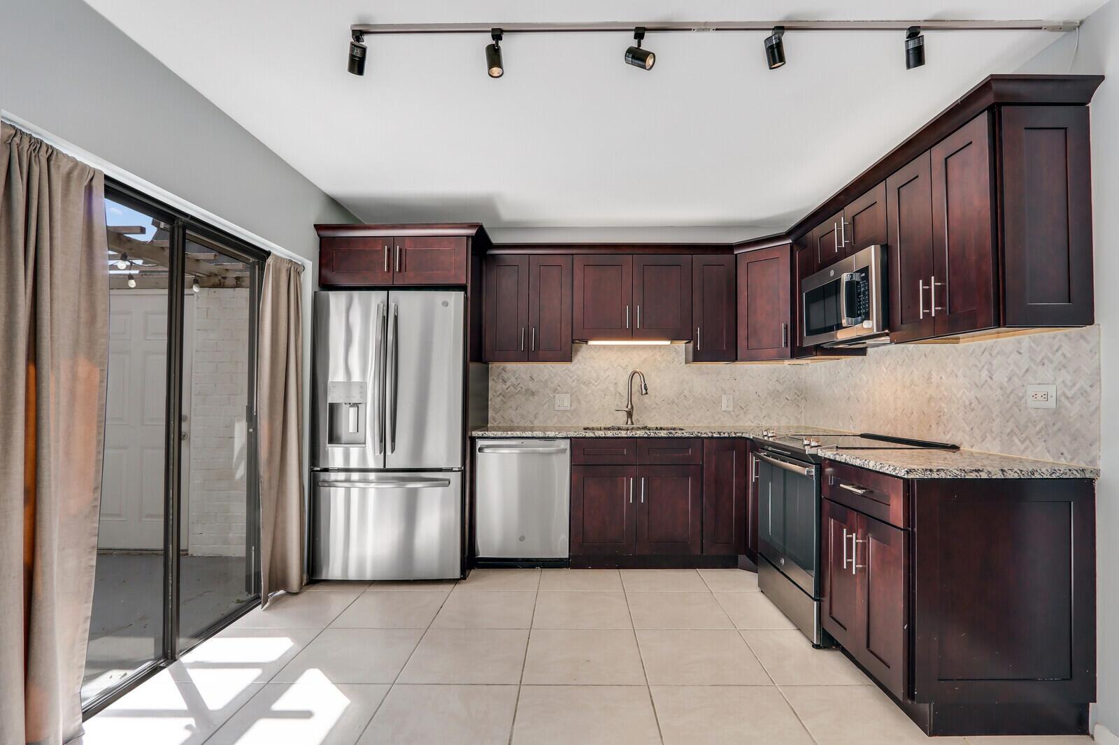 GLENWOOD TWNHS - Residential Lease