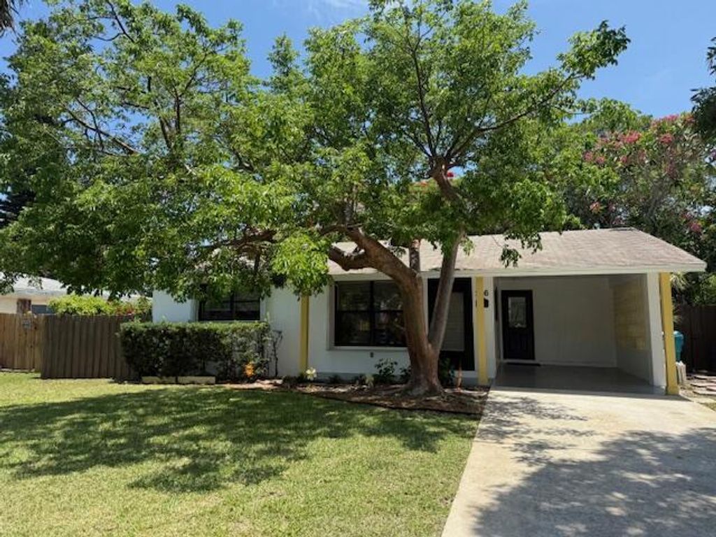 Photo of 226 SE 2nd Avenue, Boynton Beach, FL 33435 (MLS # R11096331)