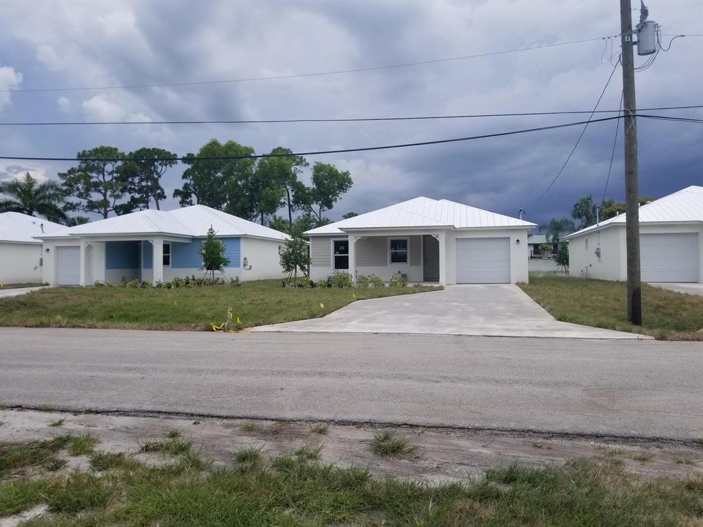 Photo of 4952 SE Kingfish Avenue, Stuart, FL 34997 (MLS # R10908088)