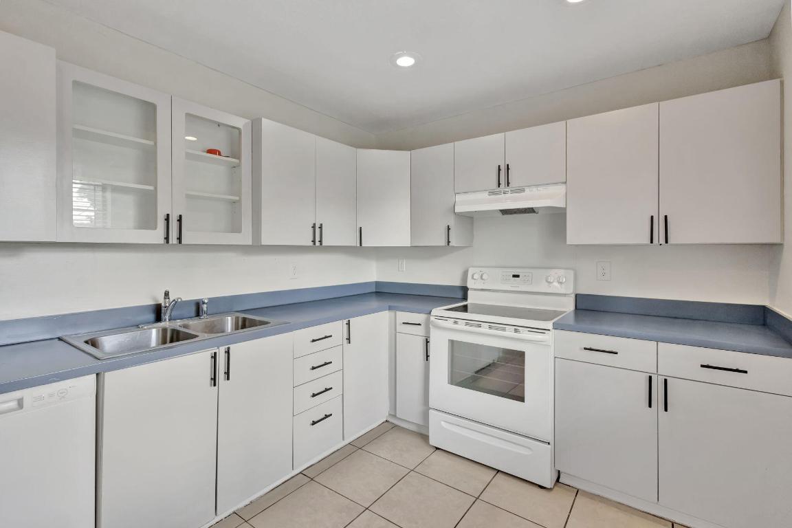 ISLAND HOUSE CONDOMINIUM PHASE I - Residential