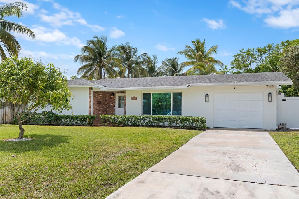 Photo of 226 SW 13th Avenue SW, Boynton Beach, FL 33435 (MLS # R11110916)