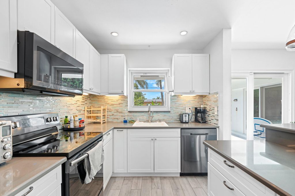 Photo of 226 SW 13th Avenue SW, Boynton Beach, FL 33435 (MLS # R11110916)