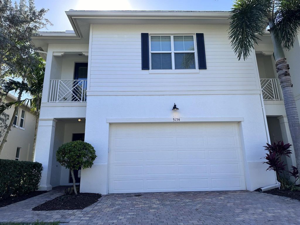 Photo of 5134 Hamilton Court, Palm Beach Gardens, FL 33418 (MLS # R10945275)