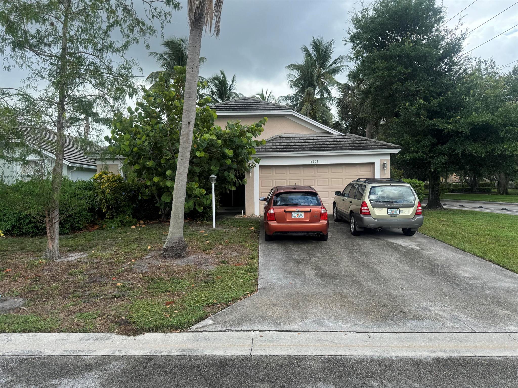 4295 Grosvenor Court, West Palm Beach, FL, 33409/$329,000 2 4295 Grosvenor Court
