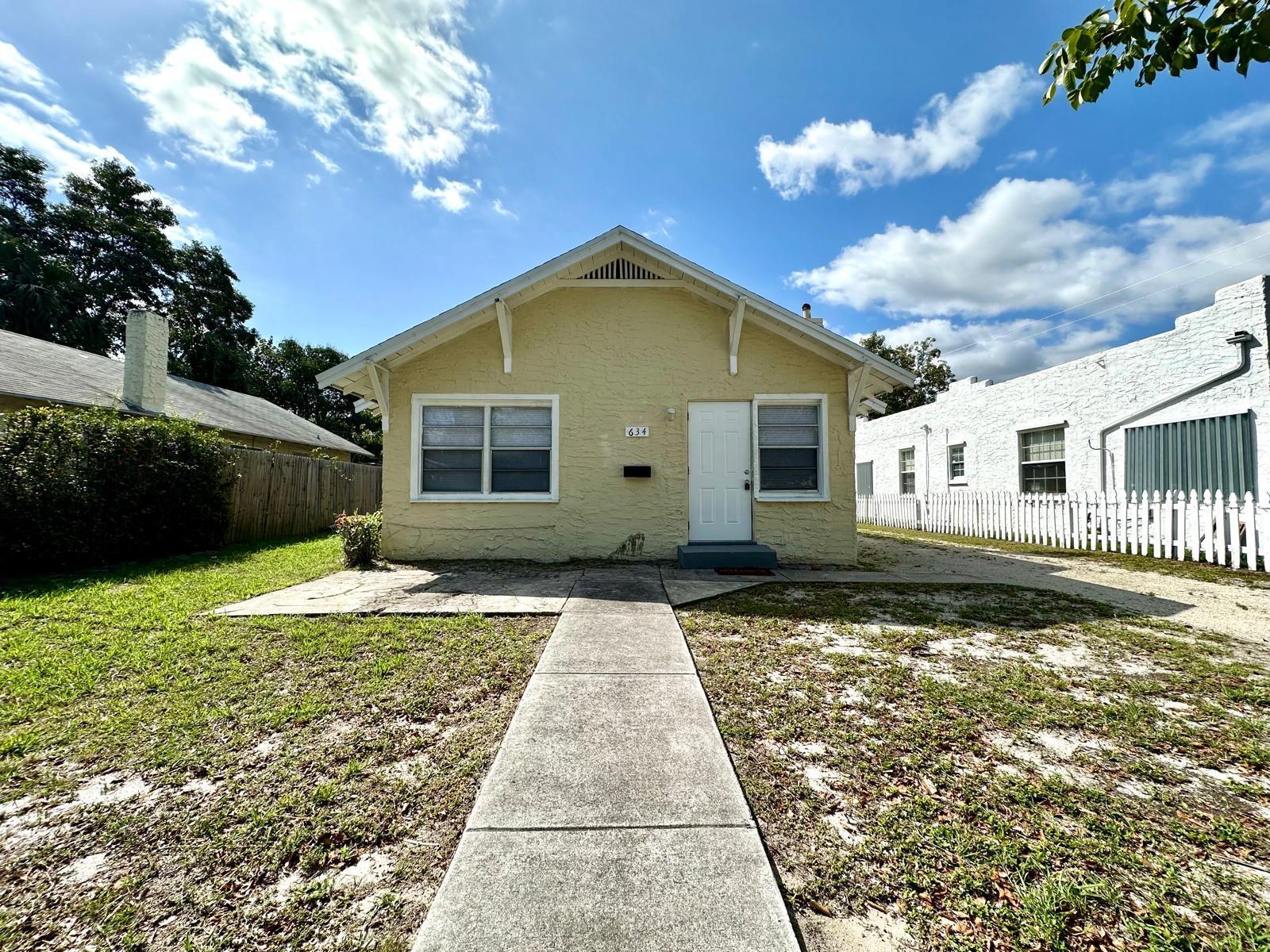 Beautiful and freshly painted apartment 3 Bedroom / 2 bathroom. Great for families, A+ Zone schools. Close to Downtown WPB, great locations. Ready for next tenant