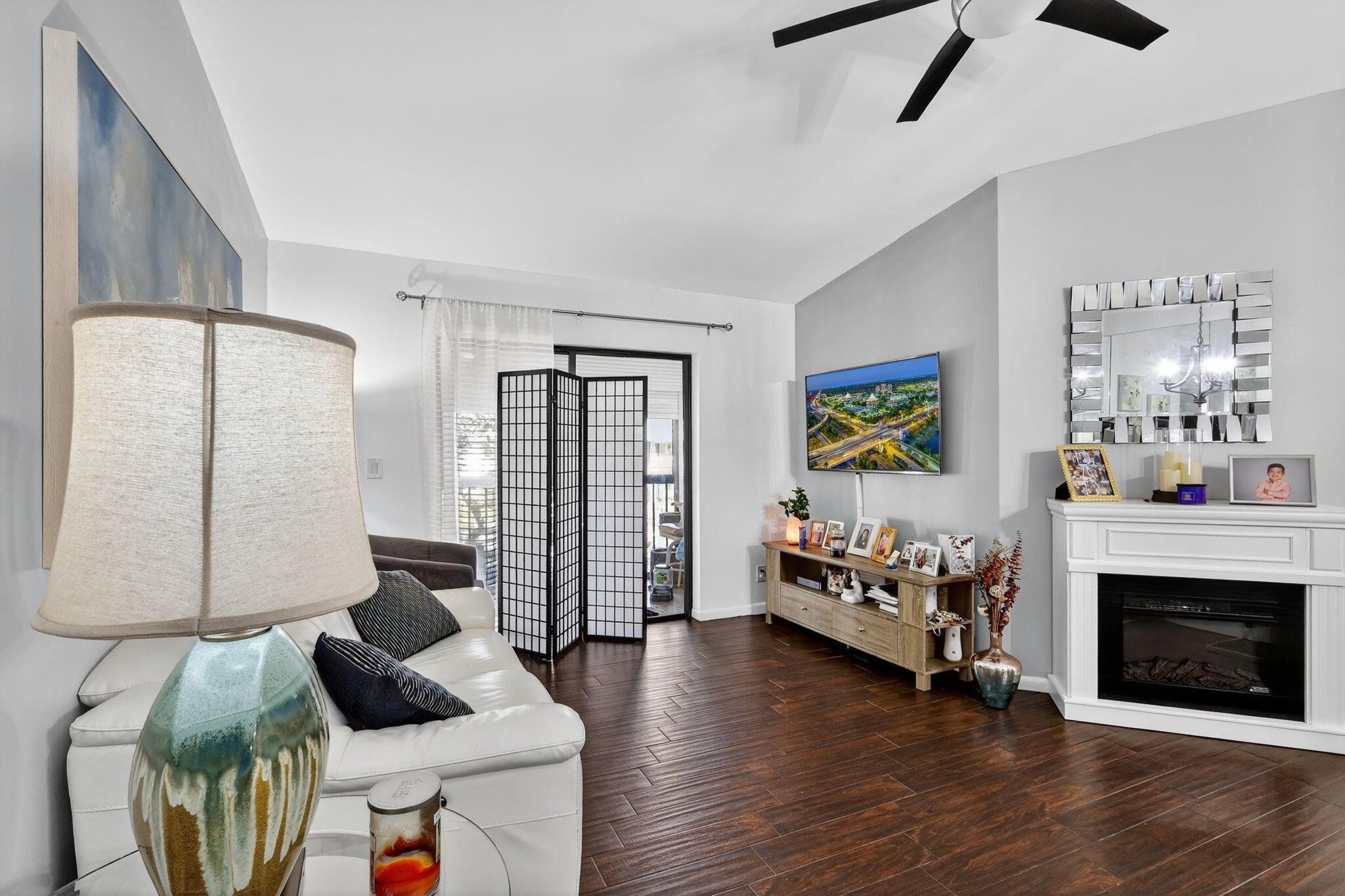 WITNEY E CONDO - Residential