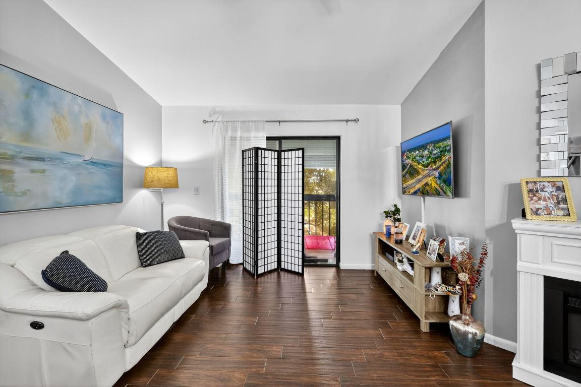 WITNEY E CONDO - Residential