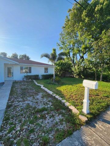 Check out this great 2-bedroom, 1-bathroom home! Anyone looking for a cozy place to live. The bedrooms are spacious, and the bathroom is convenient and easy to use. This home offers a comfortable and welcoming atmosphere. Don't miss out on making it yours!