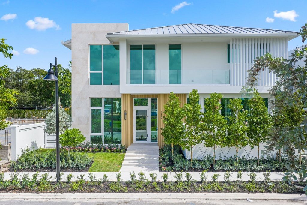 Photo of 330 Grove Place, Delray Beach, FL 33444 (MLS # B26009993)
