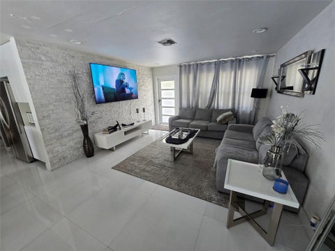 Tiny photo for 2340 NE 8th Avenue, Pompano Beach, FL 33064 (MLS # B26089958)
