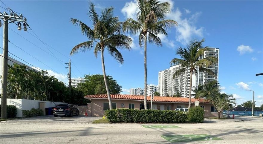 1/1 Steps from the Ocean. Near Ft. Lauderdale best restaurants, clubs, beachfront etc. Across the street from the newly built Publix.