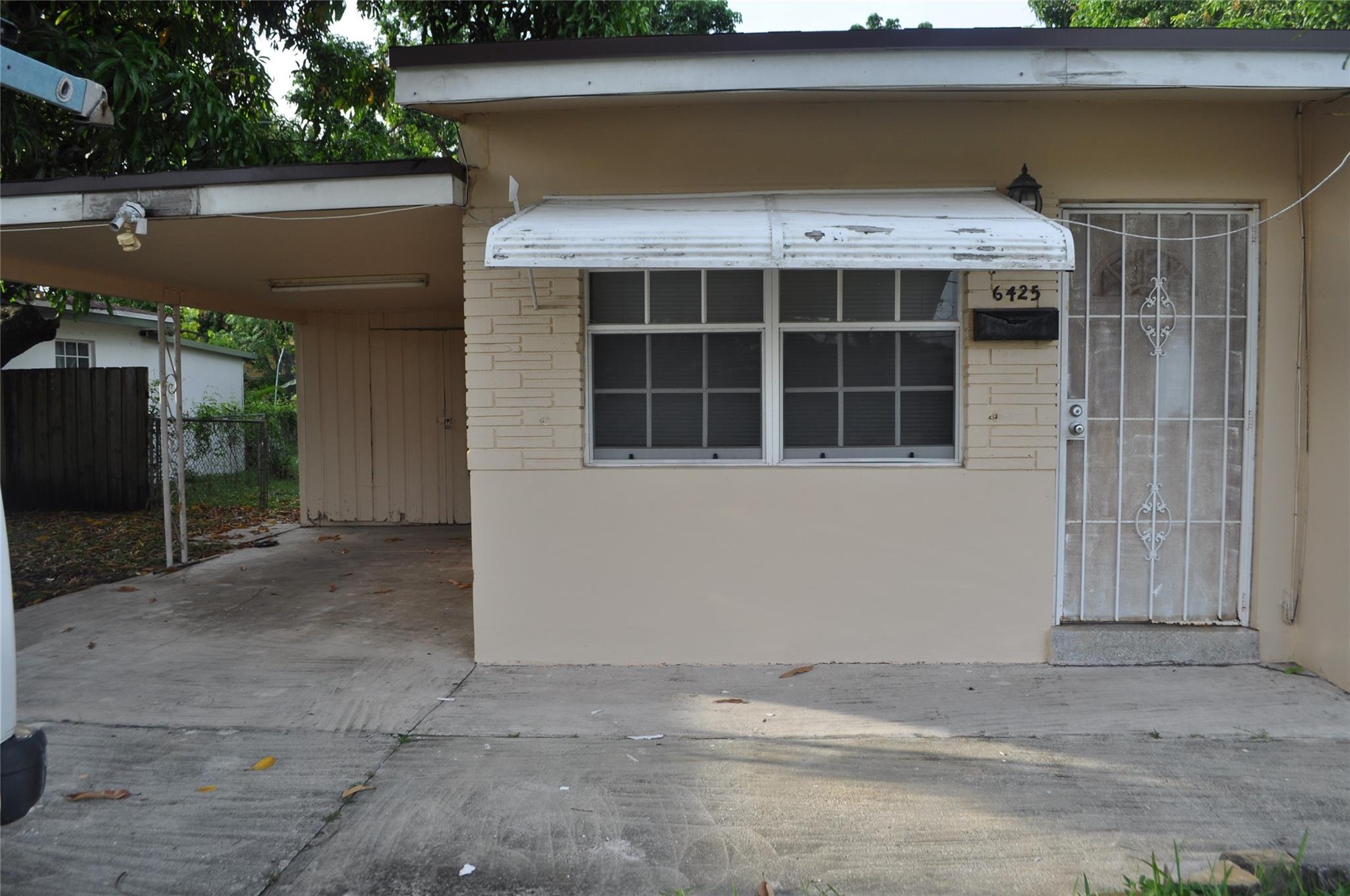 Miramar house close to shopping, restaurants, schools.  Centrally located.