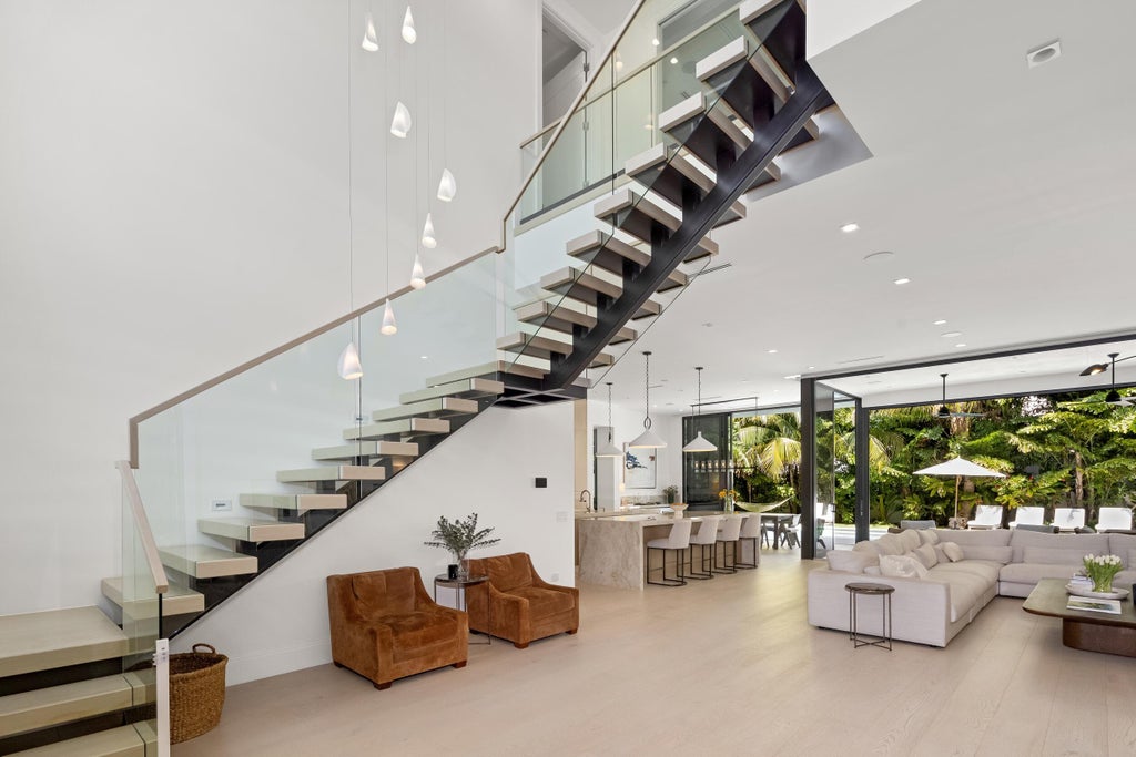 Photo of 735 W Fern Drive, Boca Raton, FL 33432 (MLS # B26079128)
