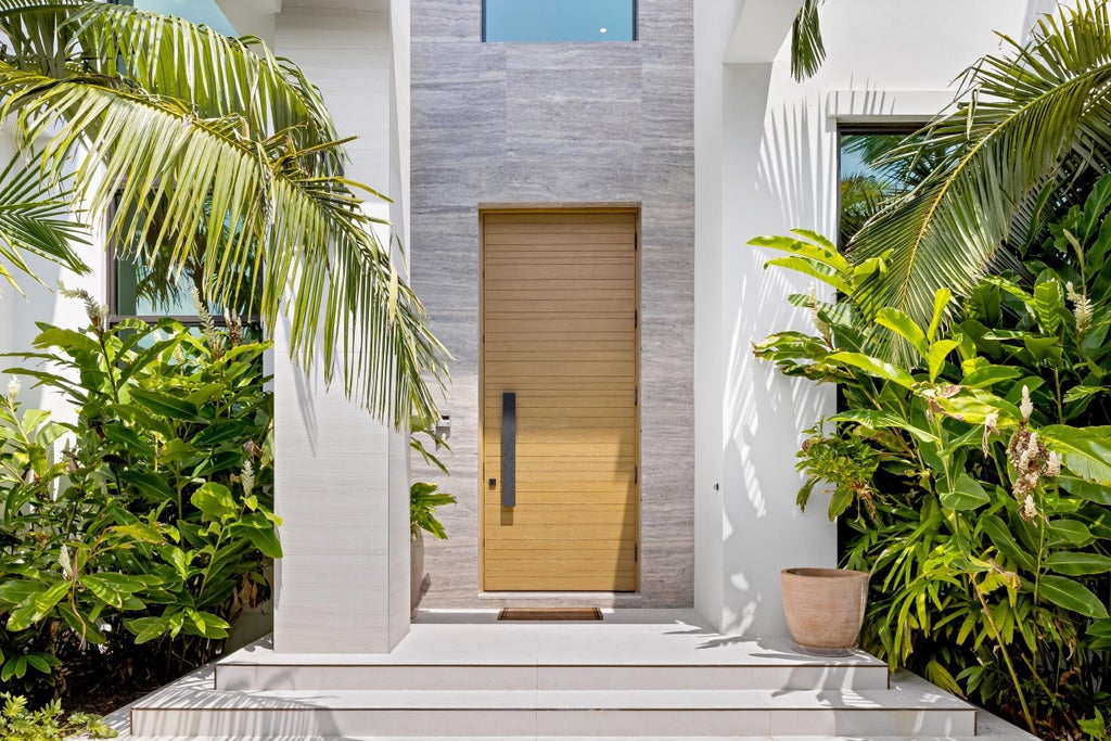 Photo of 735 W Fern Drive, Boca Raton, FL 33432 (MLS # B26079128)