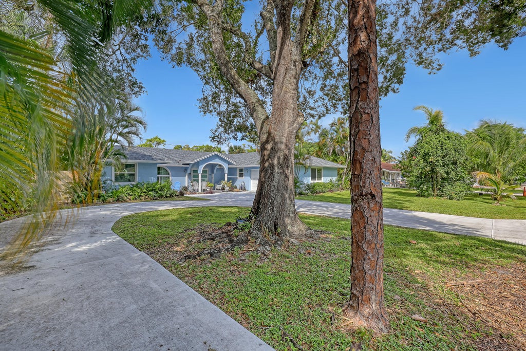 Photo of 799 Huff Road, Haverhill, FL 33415 (MLS # B26089929)