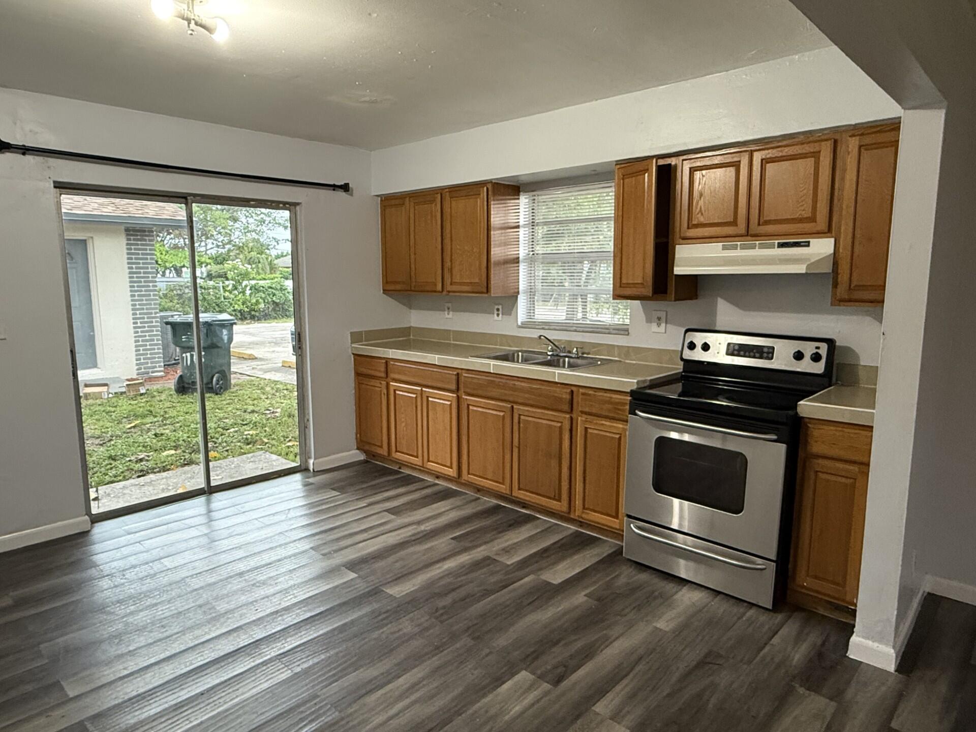 Conveniently located 2 bedroom Duplex in Lake Worth. Washer and Dryer in the unit. Quick approval process. Just a few minutes from Downtown Lake Worth. Shopping nearby. Close to mass transit.