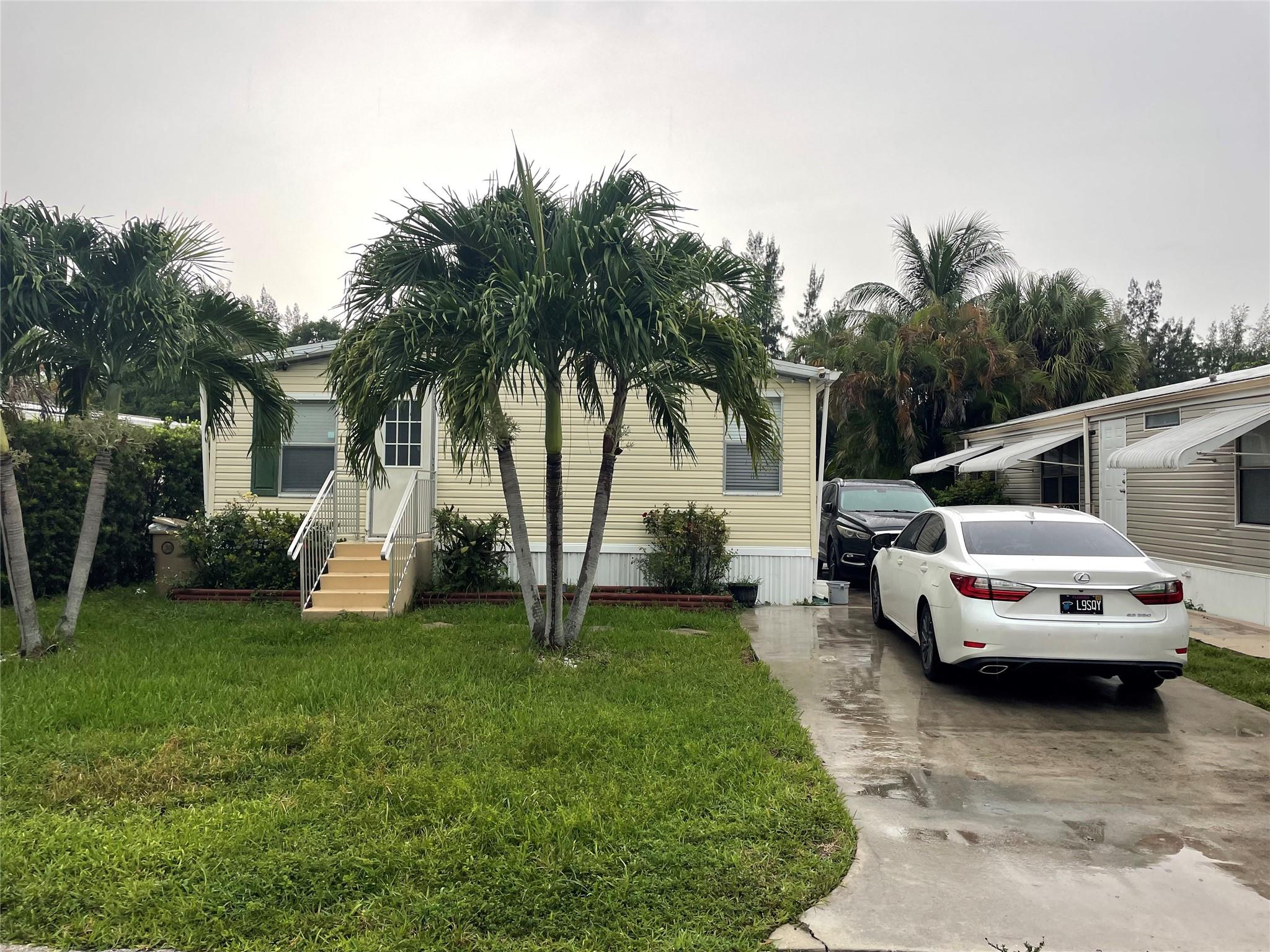 Absolutely gorgeous 3/2 double wide - -split bedroom plan - beautiful wood laminate floors through out - huge kitchen that also has the washer and dryer in it - -central air - -shed - -truly a must see..........