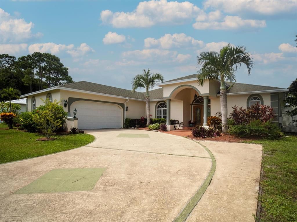 Photo of 509 SW Saturn Court, Port Saint Lucie, FL 34953 (MLS # R10813582)