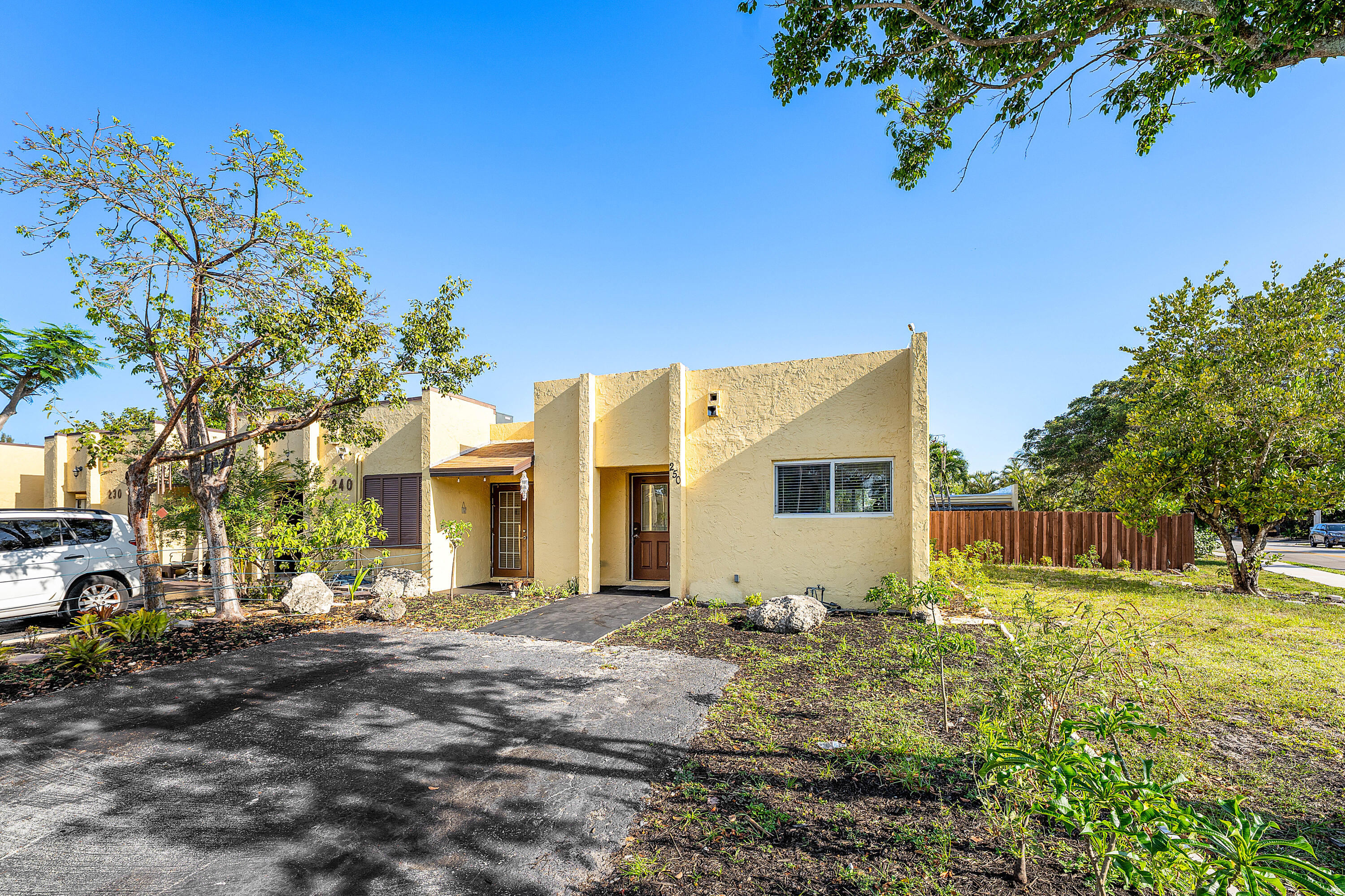 LAKE ISLAND - Residential