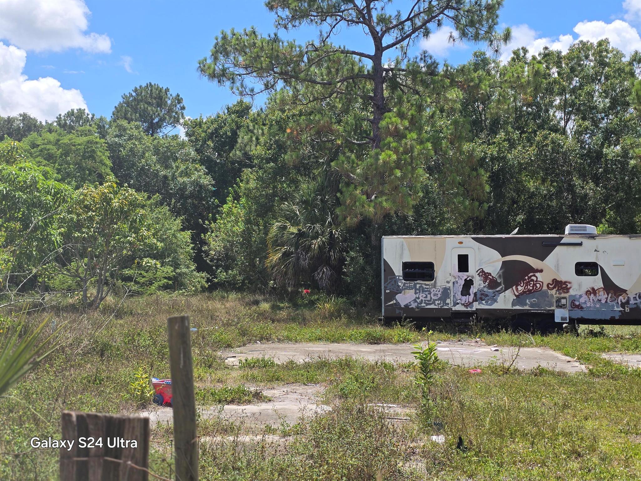 Great land over 25 thousand SQF, Close to Vero beach, include Mobil home in place, really good area for your family or build a couple of homes, for more informationcall the listing agent