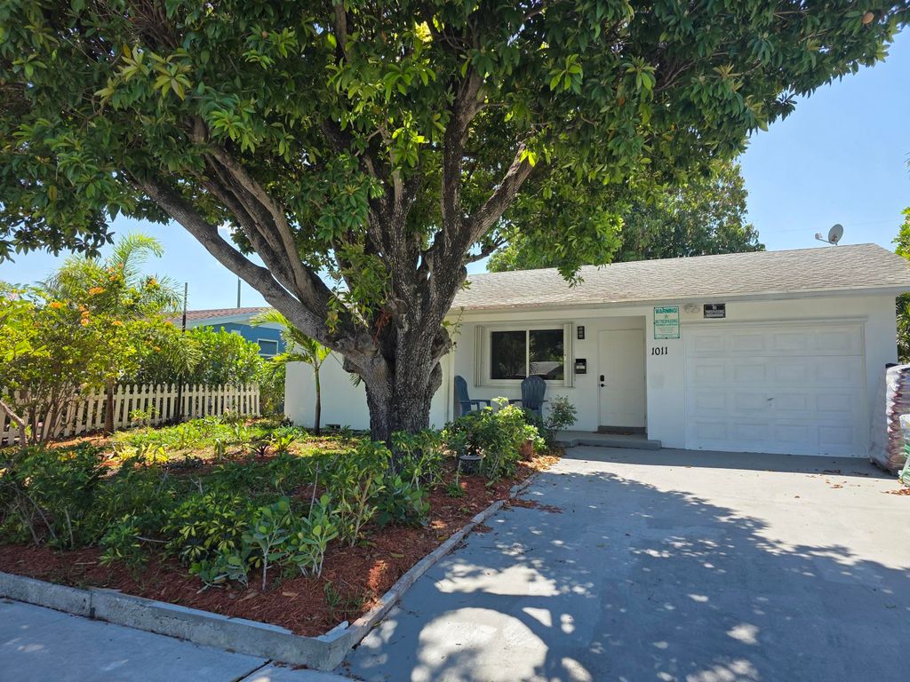 Photo of 1011 S D Street, Lake Worth Beach, FL 33460 (MLS # B26021463)