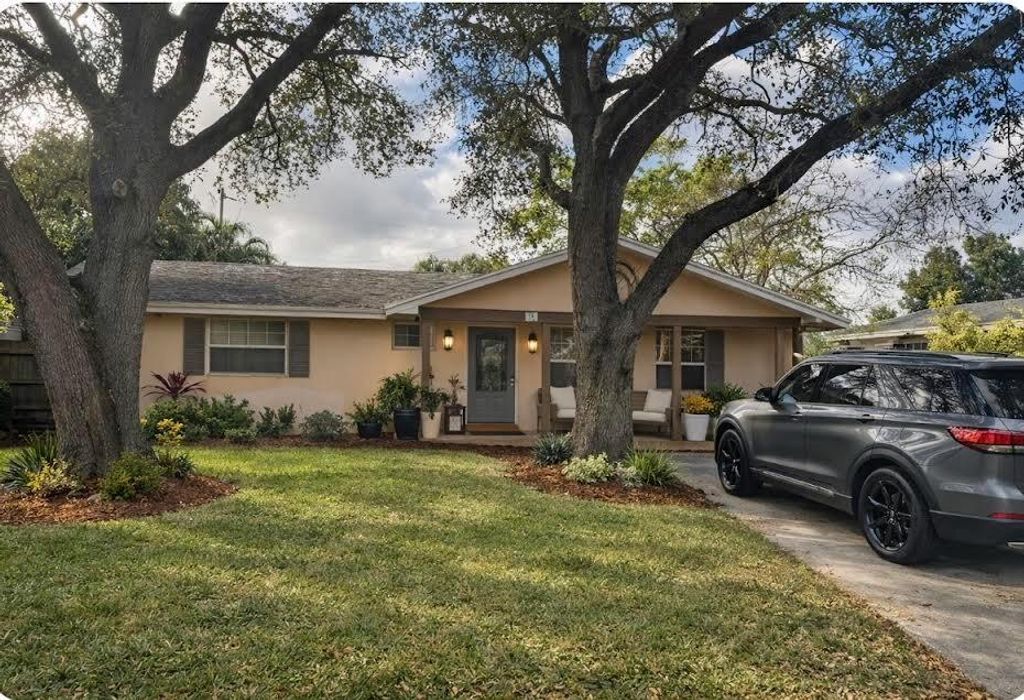 Photo of 823 Lynwood, Lake Worth Beach, FL 33461 (MLS # B26001137)