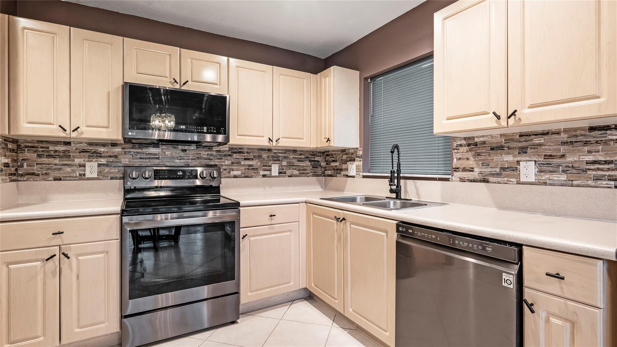 Sunset Plaza 152-48 B - Residential Lease