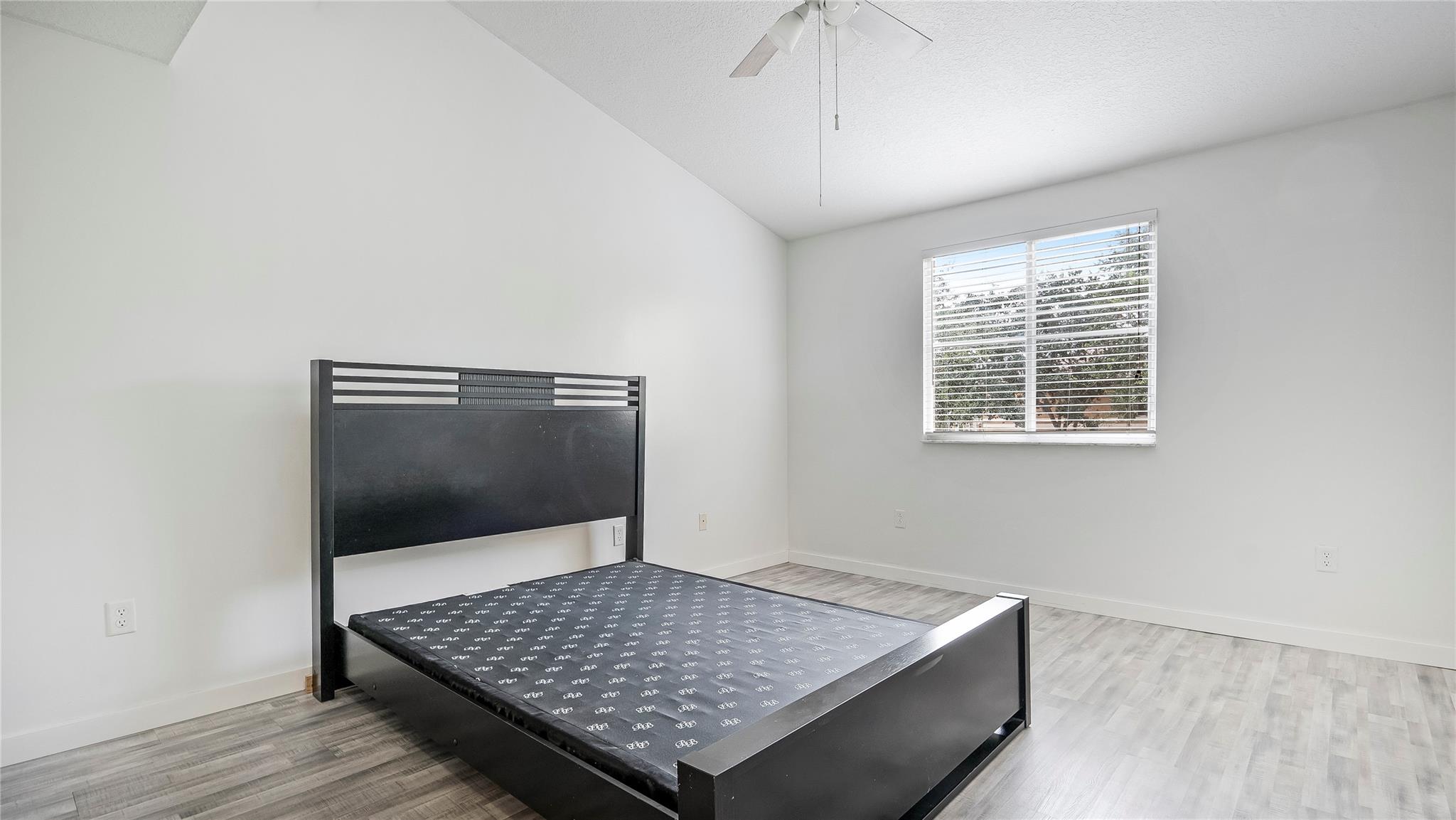 Sunset Plaza 152-48 B - Residential Lease