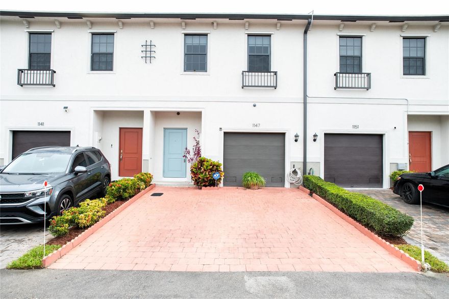 BRAND NEW TOWNHOME LOCATE IN THE QUIET AND WELL KEPT REGAL PALM SQUARE. Modern and open kitchen layout with stainless steel appliances, 3 Bedrooms 2 Bathrooms and 1/2 bath. Full size Washer and Dryer Machine in the second floor. First floor ceramic and Second floor laminate.
