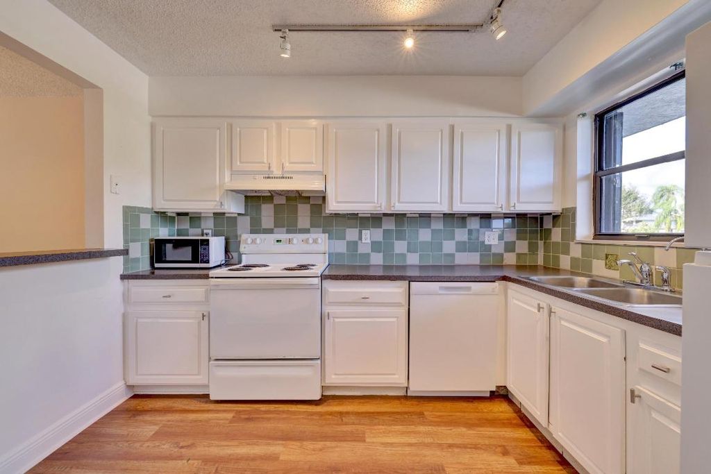 Photo of 1270 SE Parkview Place #4, Stuart, FL 34994 (MLS # R10954209)