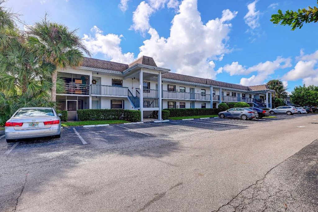Photo of 1270 SE Parkview Place #4, Stuart, FL 34994 (MLS # R10954209)