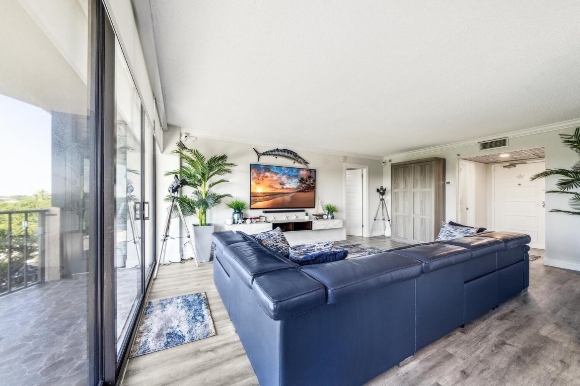 859 Jeffery Street 6090