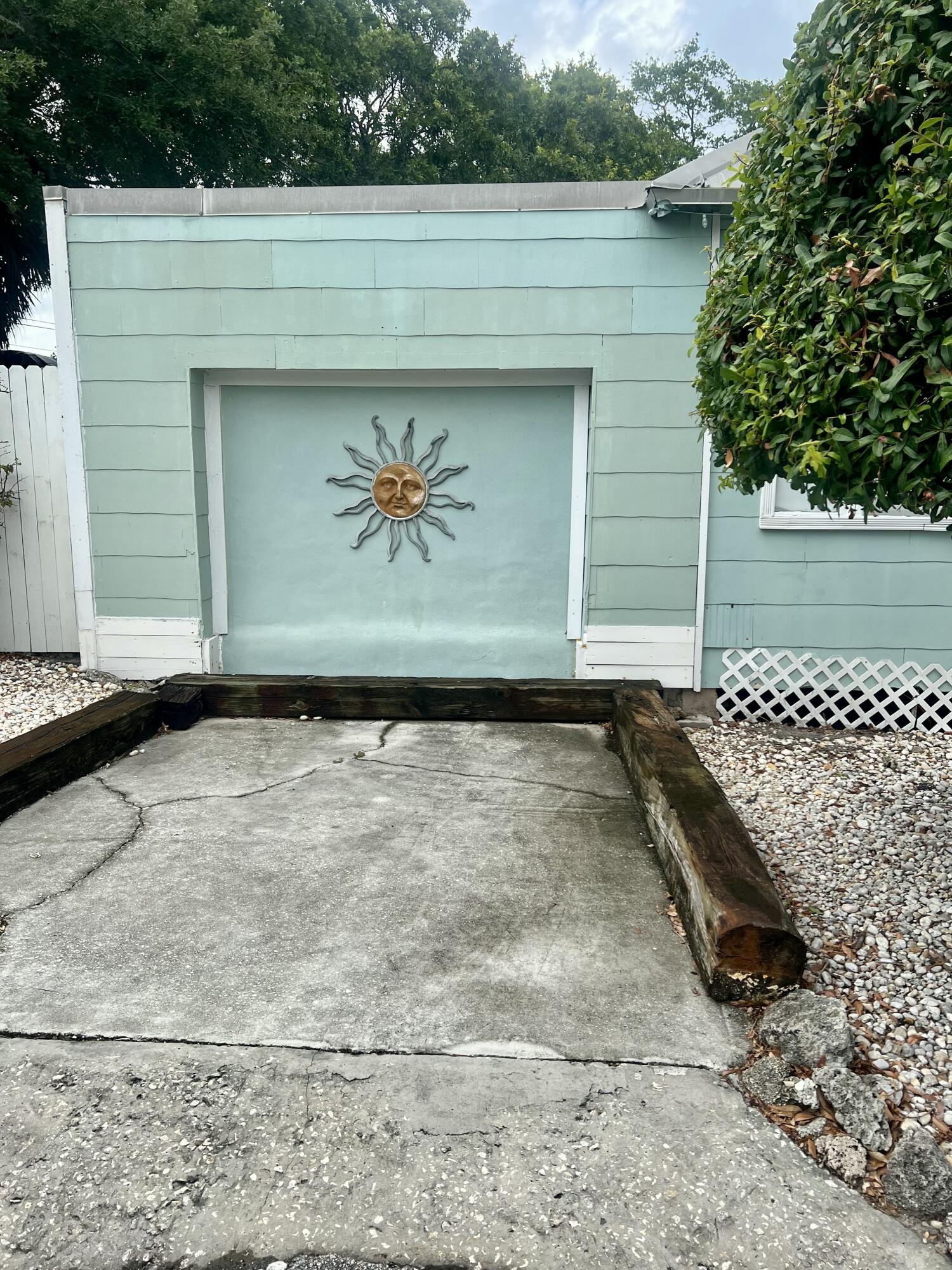 208 E Avenue Avenue