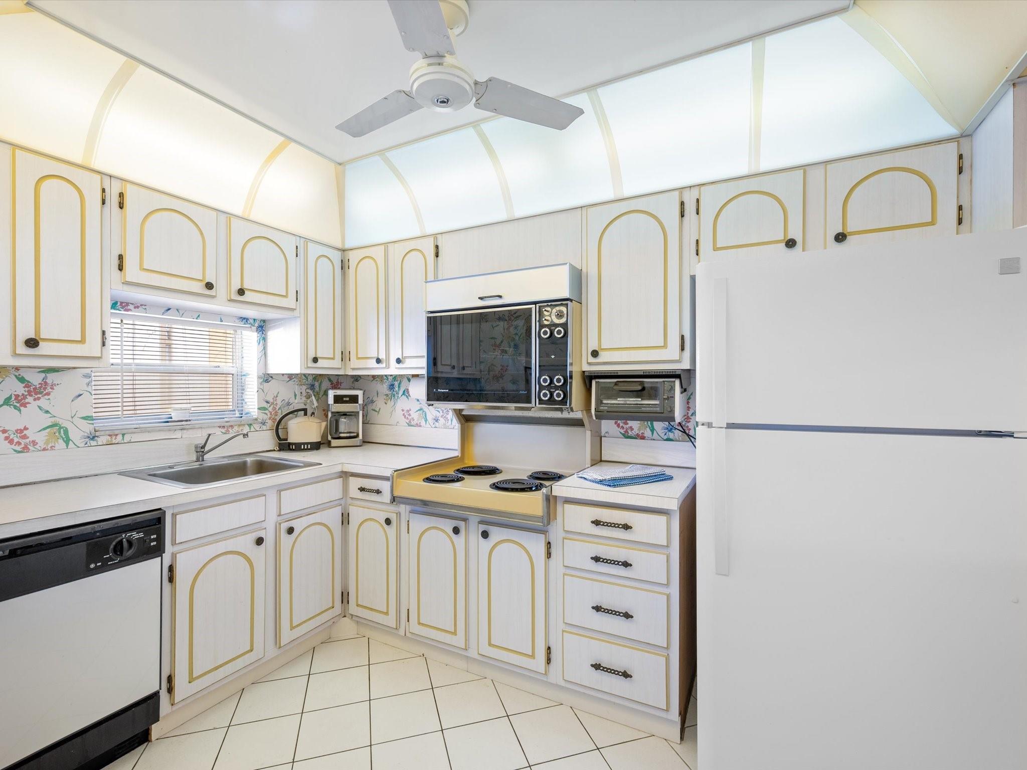 HOLLYBROOK GOLF & TENNIS - Residential