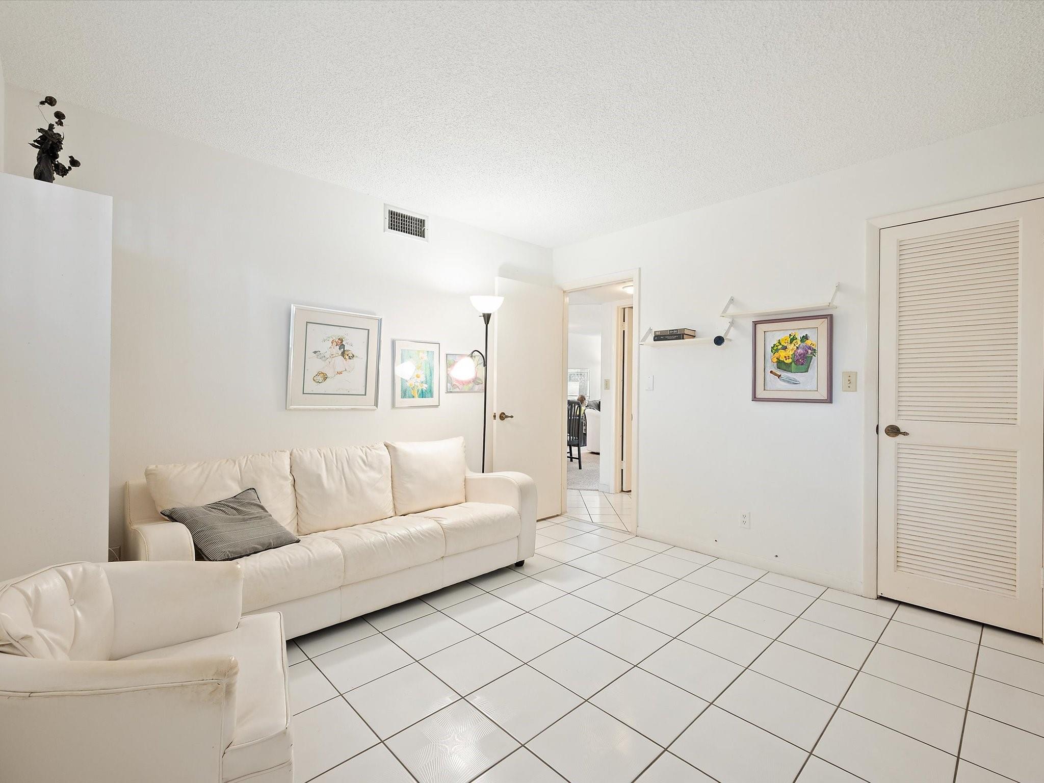 HOLLYBROOK GOLF & TENNIS - Residential