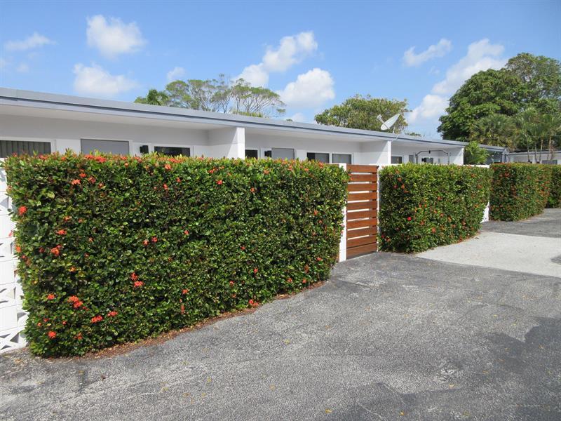 One bedroom, one bath apartment in a very well maintained building with plenty of parking. unit has impact windows and beautiful terrazzo floors. DON'T MISS THIS GREAT OPPORTUNITY!!! No HOA so approval is fast to move in right away.