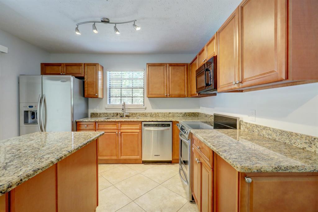 Fully renovated 2/2.5 townhouse in sought after area. ***PLEASE USE FAR BAR AS IS CONTRACT FOR SALE AND MUST USE SELLERS TITLE COMPANY, SEE FORMS ATTACHED TO THE DOCUMENT SECTION OF MLS LISTING***seller only has one key to the front door ( no mailbox or pool key)