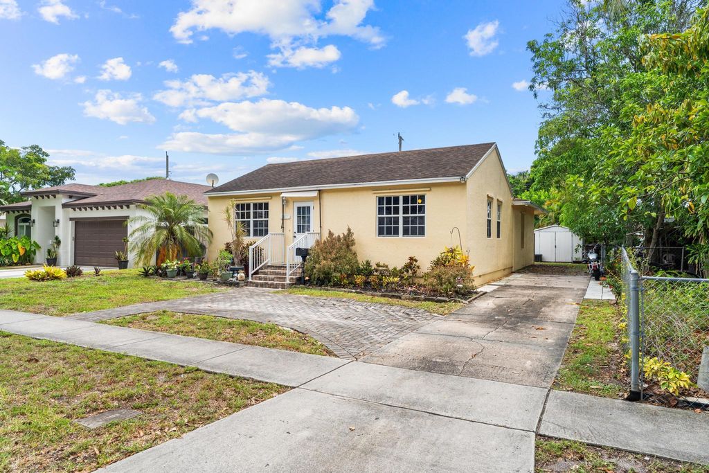 Photo of 6410 Garden Avenue, West Palm Beach, FL 33405 (MLS # R11113607)