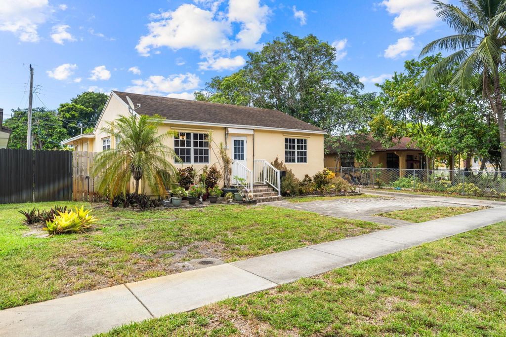 Photo of 6410 Garden Avenue, West Palm Beach, FL 33405 (MLS # R11113607)