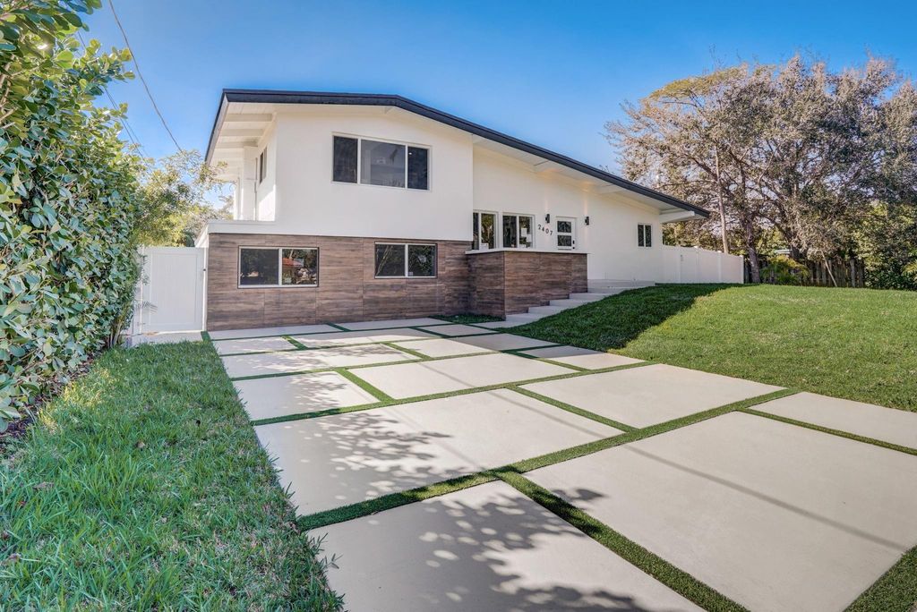 Photo of 2407 Sugarloaf Ln, Fort Lauderdale, FL 33312 (MLS # F10491634)