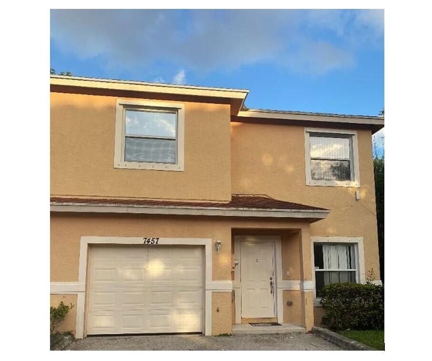Beautiful 3 bedrooms/2.5 bathrooms townhouse for rent. All bedrooms and 2 full bathrooms upstairs. New flooring upstairs, new washer and dryer installed. Close to schools and shopping. All ages welcomed! Small HOA community.