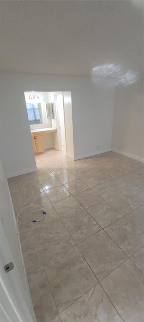 9421 SW Evergreen Pl 102 Davie FL 33324