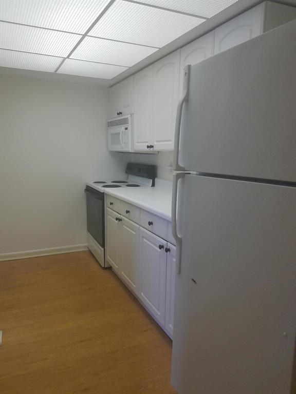 Charming 2/2 waterfront condo in N. Palm Beach. 2nd floor unit offering fantastic water views, wood floors in main living area,W/D inside unit *Water inlcuded