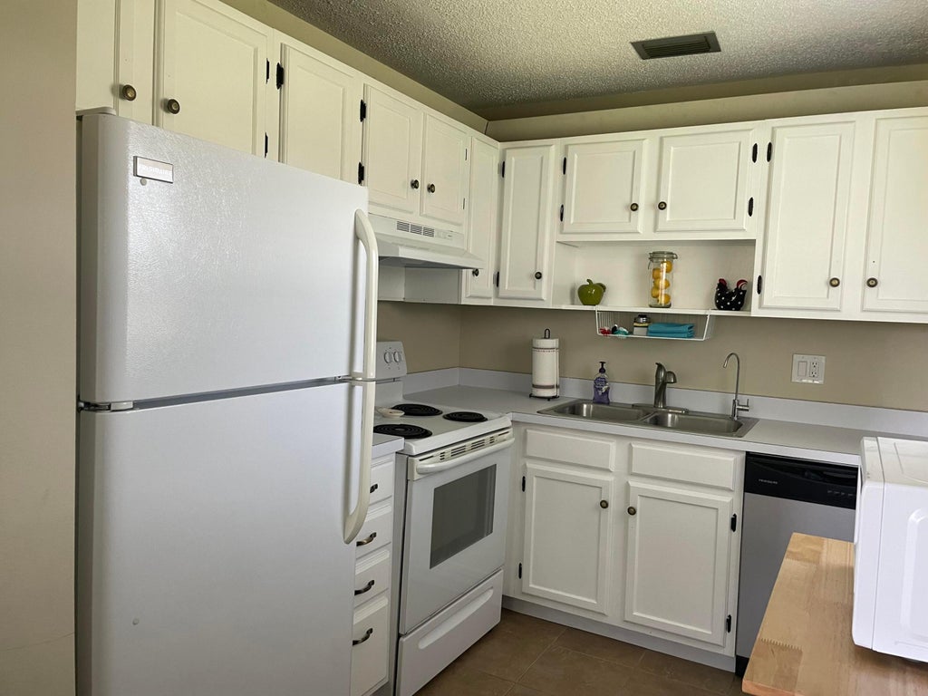 Photo of 88 CROOKED TREE Lane #105, Vero Beach, FL 32962 (MLS # B26067606)