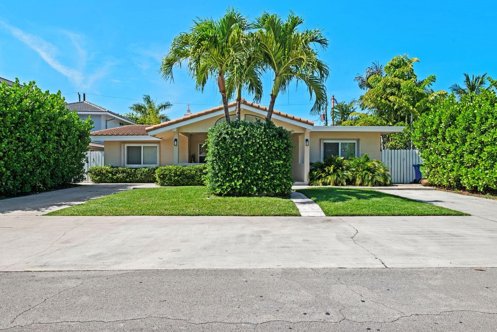 Photo of 245 Avalon Avenue, Lauderdale By The Sea, FL 33308 (MLS # B26031979)