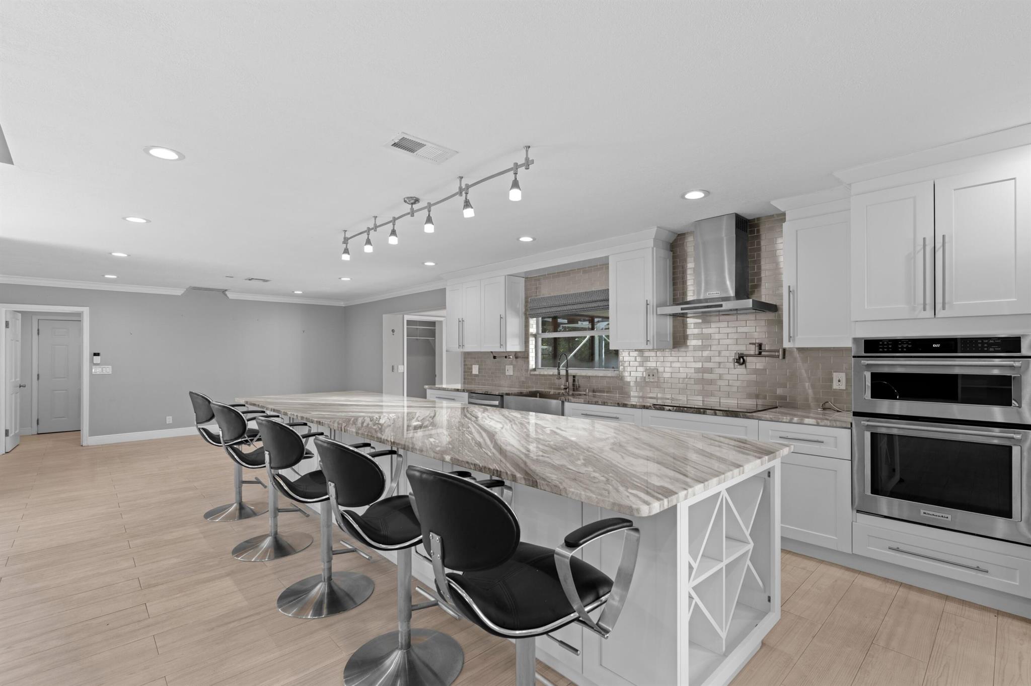 SAILBOAT POINT OF WELLING - Residential