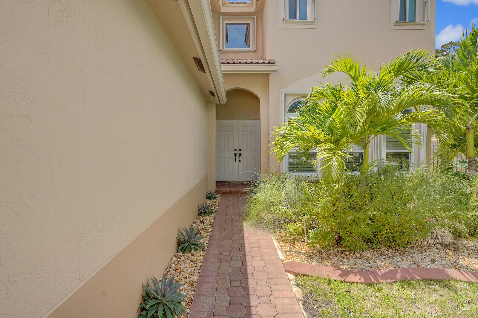 317 E Garden Cove Circle, Davie, FL, 33325/$775,000 3 317 E Garden Cove Circle